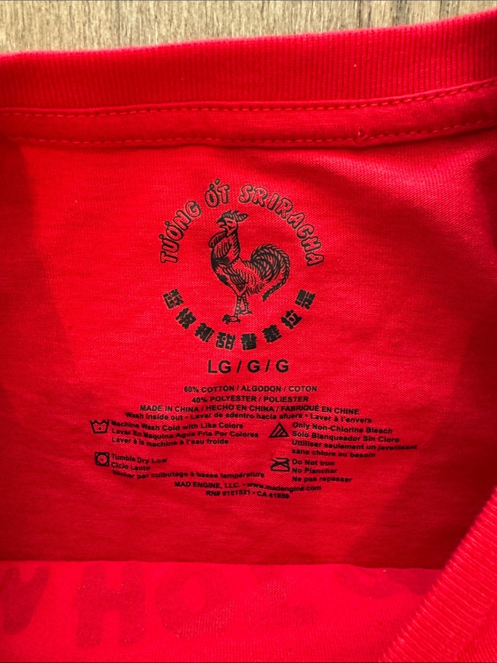 Sriracha Hot Chili Sauce Men’s Red T-Shirt Large Short Sleeve Novelty Funny NWT - Picture 6 of 11